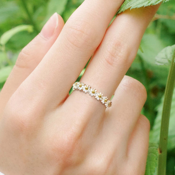 Celebrate Everyday Tiny Daisy Ring